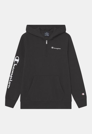 Sort Champion-hoodie med frontlomme, halv lynlås, hætte, hvidt Champion-logo på brystet, ærmet og manchet.
