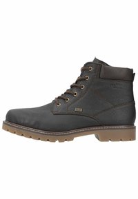 Botas de tobillo de cuero marrón con acabado texturizado, ojales de metal, punta redonda y suela de goma marrón con un patrón de relieve robusto.