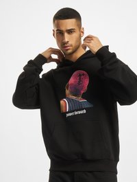 Sort hættetrøje med grafisk print af en person set bagfra med detaljer i pink hår og teksten "power forward." Glat stof med en frontlomme.