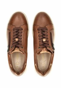 Zapatillas de cuero marrón con un acabado suave, interior acolchado, punta redonda y cordones trenzados. Presentan una cremallera metálica en el lateral y suela blanca.