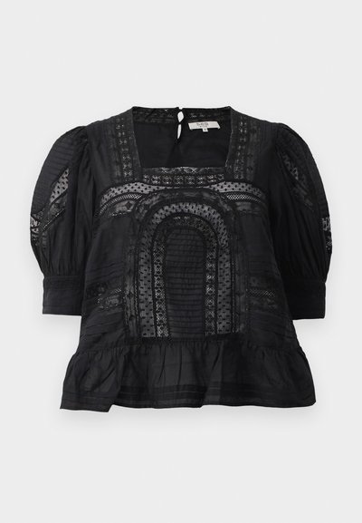 Blusa preta com decote quadrado, mangas bufantes, tecido texturizado, detalhes em renda e bainha com babados. Fecho nas costas em forma de coração visível.