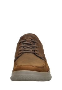 Zapatilla de cuero marrón con acentos de malla, punta redonda y cordones planos. Material suave y texturizado con una suela de goma de color claro.