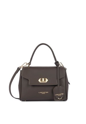 Sac à main en cuir marron foncé Lancaster Paris avec poignée supérieure, fermoir doré et bandoulière amovible sur fond blanc.
