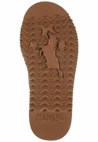 Suela de zapato de goma marrón con una textura ondulada, logotipo de caballo en relieve y la palabra "MUSTANG" en la parte inferior.