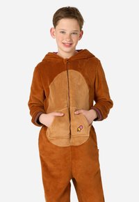 Rjava puhasta enota s kapuco, ki ima bež trebuh in sprednje žepke. Dopolnjuje jo majhen aplikacija sladoleda na enem žepu.