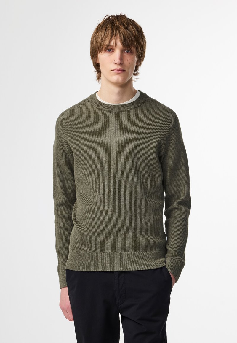 Maglione a coste verde oliva con colletto tondo, maniche lunghe e orlo aderente. Realizzato in un tessuto testurizzato, ideale per essere indossato a strati.
