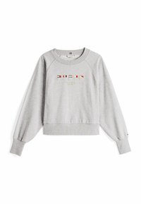 Felpa grigia con collo a giro e maniche raglan. Presenta un logo grafico in rosso, blu e giallo. Polsini e orlo a coste. Tessuto morbido.