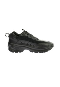 Zwarte chunky sneaker met een dikke, gestructureerde zool, vetersluiting aan de voorkant, gevoerde kraag, een trekstrip aan de hiel en een mix van gladde en gewatteerde materialen.