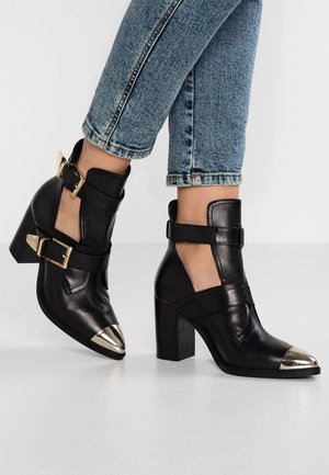 Højhælede støvletter - black