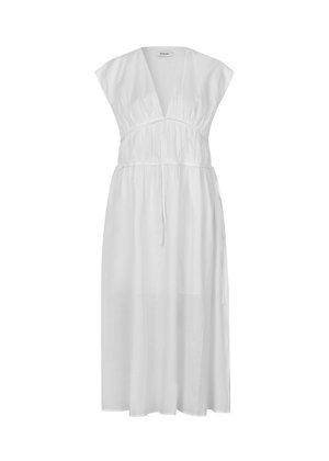 Hvit, knelång kjole laget av lett stoff. Har V-hals, kortermede cap sleeves, rynket midje med justerbare bånd, og en flytende silhuett.