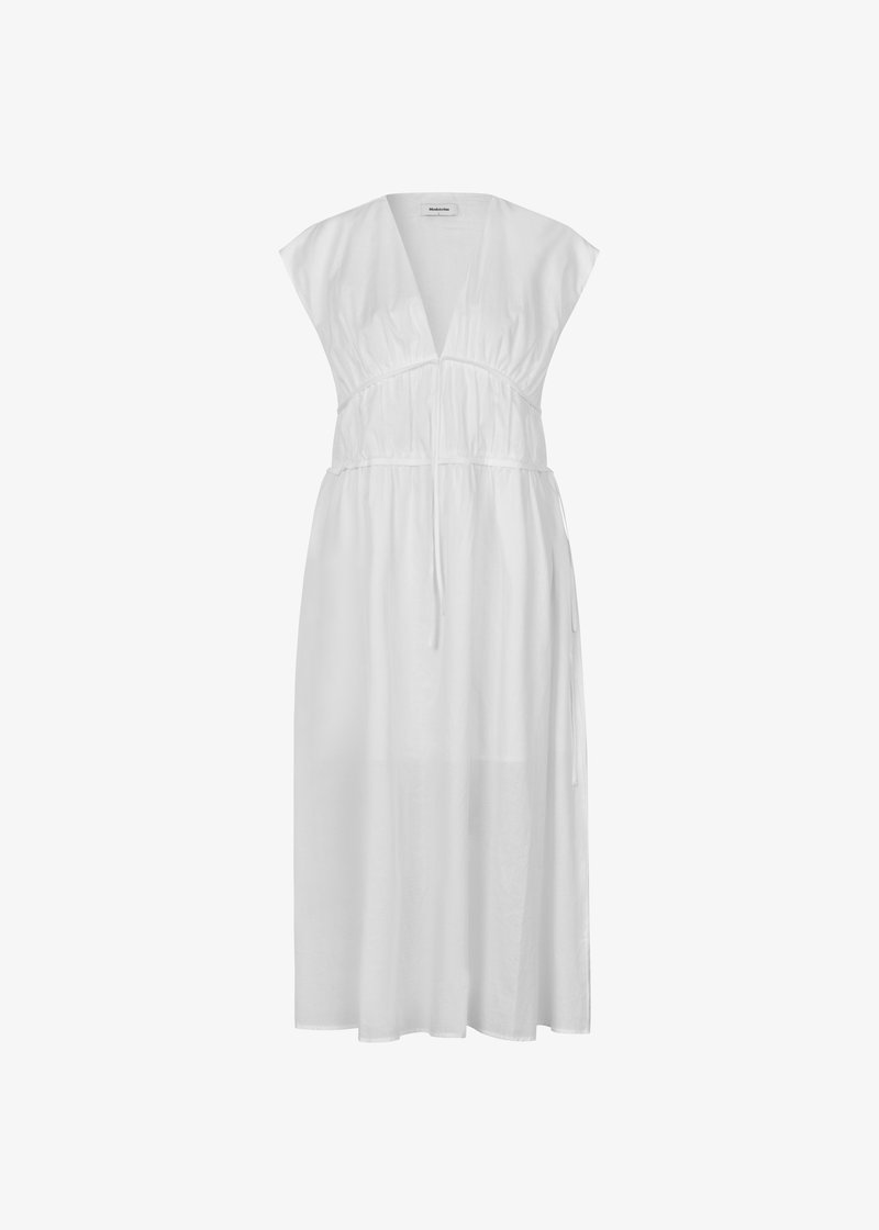 Vestido blanco de longitud a la rodilla, hecho de un tejido liviano. Presenta un escote en V, mangas cortas, cintura fruncida con lazos ajustables y una silueta fluida.