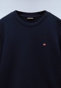 Navyblauwe sweatshirt met geribbelde ronde hals, met een klein geborduurd vlaggenmotief op de borst. Gemaakt van zachte, duurzame stof.