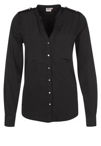 Camicia nera a maniche lunghe con bottoni, realizzata in tessuto morbido, con colletto a V, due tasche frontali e spalline con accenti metallici.