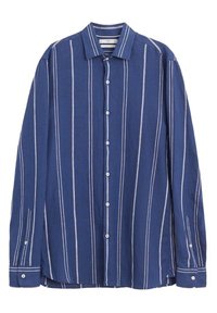 Modrá dlouhá košile s bílými vertikálními pruhy, zapínání na knoflíky, špičatý límec a manžety s knoflíkovými detaily. Vyrobena z lehké tkaniny.