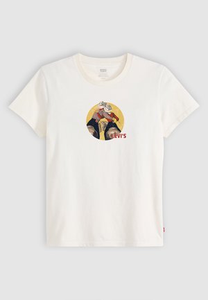 T-shirt bianco in cotone con una grafica circolare che raffigura due figure in abbigliamento colorato, con "LEVI'S" stampato in rosso. Maniche corte, colletto tondo.