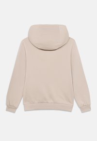 Φωτεινή μπεζ φούτερ με κουκούλα, μακριά μανίκια, φαρδιά κουκούλα, ριμπ μανσέτες και ομαλή υφή. Χωρίς ορατά λογότυπα ή σχέδια.