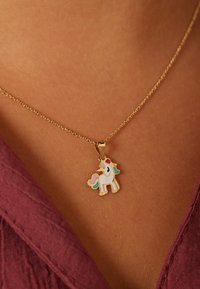 Gouden kettinghalsketting met een kleurrijke geëmailleerde eenhoornhanger met een witte lichaamskleur, een roze manen en groene accenten.