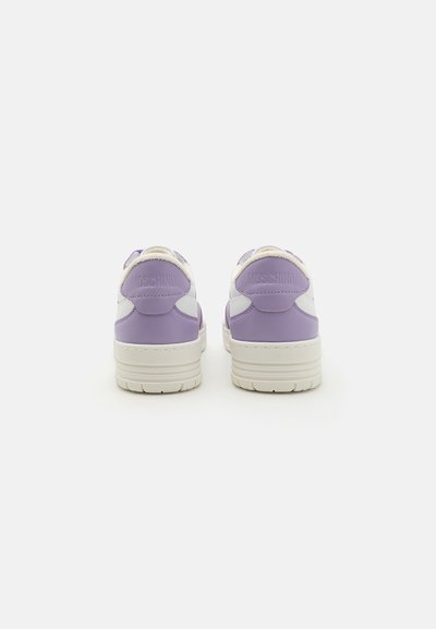 Lila lädersneakers med vita accenter, utformade med en tjock gummisula och en strukturerad bakpanel prydd med "Moschino."