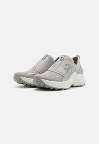 Světle šedé slip-on tenisky s meshovou a logem vzorovanou tkaninou, předním zipem a silnými bílými gumovými podešvemi.
