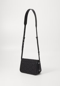 Borsa a tracolla nera con motivo floreale, realizzata in tessuto testurizzato e pelle. Caratterizzata da una tracolla regolabile e dettagli in metallo argentato.