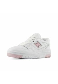 Vita lädersneakers med rosa accenter, perforerade detaljer och en tjock vit sula. Har en framträdande "N"-logotyp och snörningsdesign.
