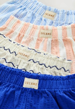 Vier paar shorts met een elastische tailleband in blauw, wit met marineblauwe golven, roze en wit gestreept, en lichtblauw met witte strepen, allemaal met het label "DREAMS".