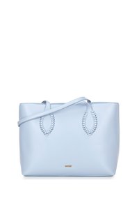 Sac fourre-tout en cuir bleu clair avec des accents tissés sur les poignées, présentant une forme structurée et un petit logo doré à l'avant.