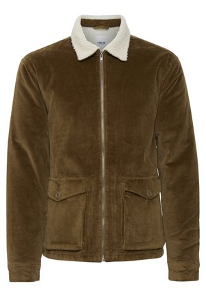 Braune Cord-Jacke mit einem weißen, künstlichen Schafslederkragen. Hat einen Frontreißverschluss und zwei Klappentaschen auf Hüfthöhe.