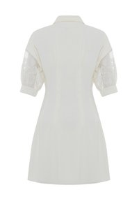 Witte jurk met een kraaghalslijn, korte geborduurde kantmouwen en een aansluitende pasvorm. Gladde textuur met subtiele naaddetails.