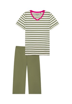 Camiseta de algodón a rayas con cuello en V rosa, combinada con pantalones verde oliva. La camiseta presenta rayas horizontales blancas y oliva.