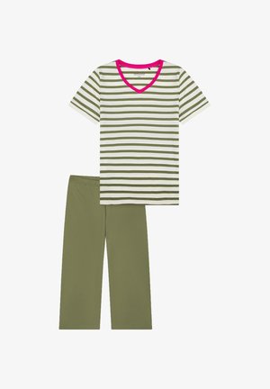 Gestreept katoenen T-shirt met een roze V-hals, gecombineerd met olijfgroene broek. Het T-shirt heeft horizontale witte en olijfgroene strepen.