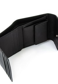 Cartera de cuero negro abierta, mostrando múltiples ranuras para tarjetas, un bolsillo para monedas con solapa y compartimentos para billetes o recibos.