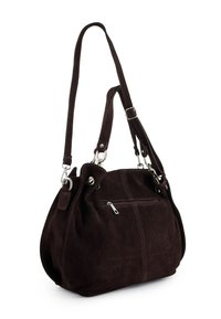 Donkerbruine suède handtas met verstelbare schouderbanden, een voorzak met rits en hardware in zilvertint. Zachte textuur, ronde vorm en casual ontwerp.