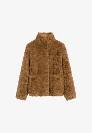 Brązowa kurtka z faux futra z wysokim kołnierzem, dwoma przednimi kieszeniami i teksturowaną powierzchnią. Krótki, pudełkowaty krój. Brak widocznych zapięć.