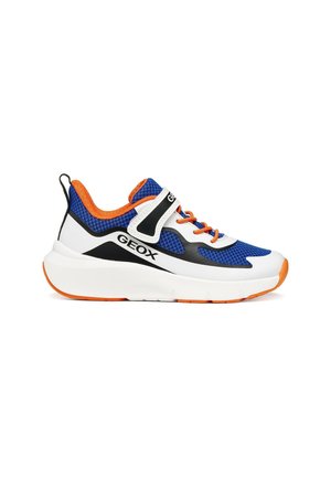 Zapatilla Geox azul, blanca y naranja con paneles de malla, tira de velcro, logotipo negro en el lateral y suela gruesa blanca.