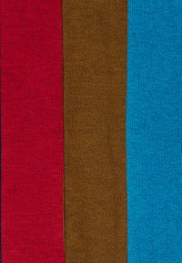 Tessuto a maglia diviso in quattro strisce verticali: rosso, marrone e blu. Ogni striscia ha un aspetto testurizzato, con spessore medio e un motivo uniforme.