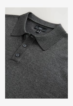 Szary dzianinowy polo z kołnierzykiem, trzema guzikami i subtelną fakturą. Metka wskazuje markę "NEXT" i rozmiar "M."