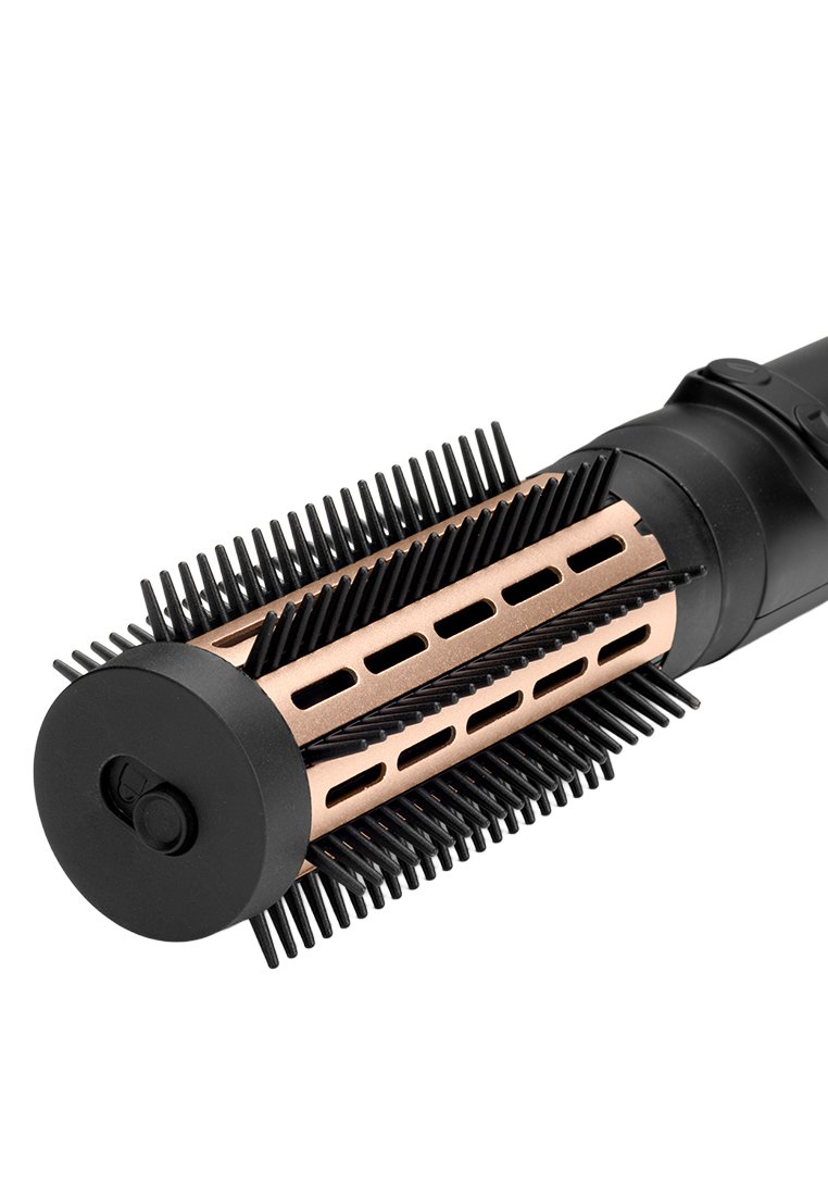 Brosse à cheveux ronde avec un manche en plastique noir, des accents en cuivre et des brins en caoutchouc. Comprend des trous de ventilation pour une bonne circulation de l'air.