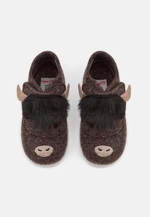 Zapatillas marrones para niños con forma de cabeza de bisonte, con mechones de pelaje negro, cuernos beige y narices bordadas, hechas de un material suave de fieltro.
