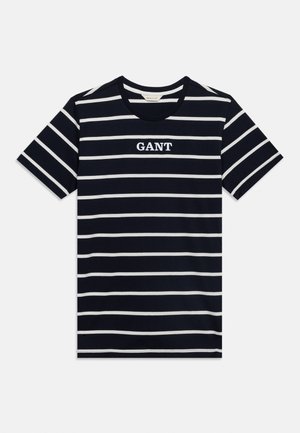 Granatowy t-shirt z krótkim rękawem, z białymi poziomymi paskami i logiem "GANT" na środku klatki piersiowej.