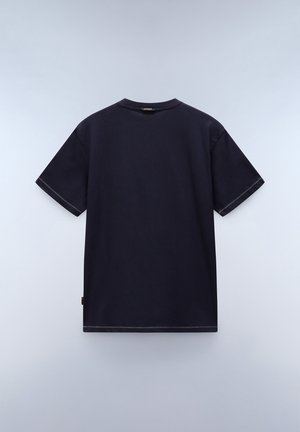 T-paita tummansiniisestä puuvillasta, lyhyillä hihoilla, pyöreällä kaula-aukolla ja näkyvillä ompeluominaisuuksilla. Eri tarralaput vasemmalla alareunassa.