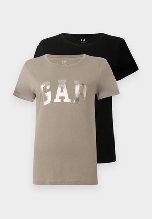 To kortermede T-skjorter med rundhals, en beige med "GAP" i store sølvfarger og en ensfarget svart, vist overlappende.