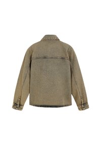 Geacă denim maro cu mâneci lungi, guler ascuțit și manșete cu nasturi. Prezintă un tiv brut și cusături vizibile pe spate.