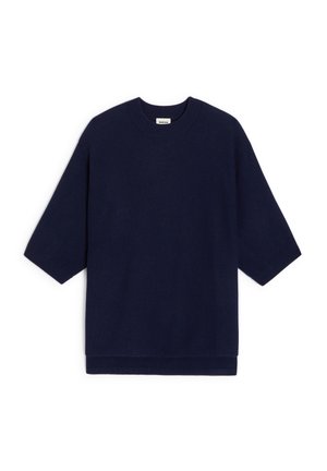 Navyblauwe oversized korte mouw trui met een ronde hals. Zachte textuur, strakke lijnen en een eenvoudig ontwerp zonder patronen of accenten.