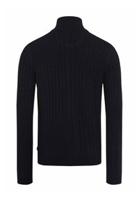 Dunkelblauer gestrickter Pullover mit hohem Kragen, der ein strukturiertes Zopfmuster, lange Ärmel und eine figurbetonte Silhouette aufweist.
