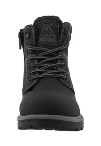 Schwarze Schnür-Arbeitsstiefel mit strukturierter Oberseite, grauem Nähen, seitlichem Reißverschluss und robustem Laufsohle für Traktion. Kappa-Logo auf der Zunge.