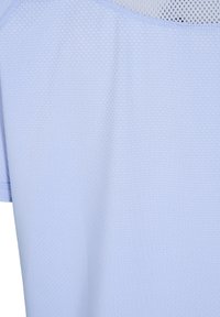 Tela texturizada azul claro con mangas cortas y un detalle de cuello de malla blanca en una prenda.