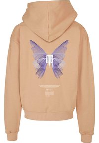 Kapuzensweatshirt aus pfirsichfarbenem Stoff mit einem großen Schmetterlingsgrafik in lila auf der Rückseite, darunter weißer Text sowie gerippte Bündchen und Saum.