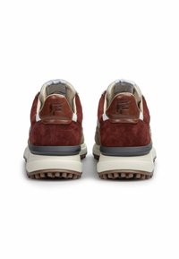 Scarpe sportive in suede rosso e pelle grigia con suola tessurizzata e dettagli marroni. Presentano un colletto imbottito e un logo sul tallone.