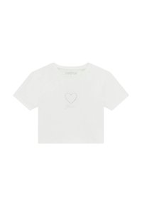 Camiseta blanca cortada con mangas raglán cortas, con un diseño de corazón de strass en el centro y una sutil etiqueta de la marca en el escote.